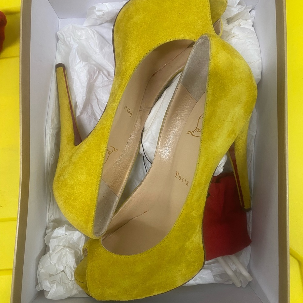 Christian Louboutin
Yellow Vendome 120 Veau Velours 38 Platforms